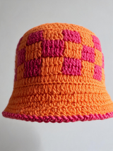 Tığ İşi Bucket şapka — Turuncu Pembe Damalı, macro detay