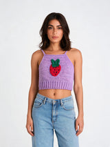 Tığ İşi Crop Üst — Lila Çilek Desenli, model üzerinde ana görsel