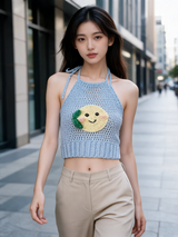 Tığ İşi Crop Üst — Mavi Gülen Yüz Desenli, şehir lookbook görseli