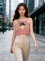 Tığ İşi Crop Üst — Pembe Ananas Desenli, şehir lookbook görseli