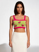 Tığ İşi Crop Üst — Pembe Çilek Desenli, model üzerinde ana görsel