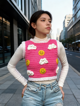 Tığ İşi Crop Yelek — Pembe Gülen Yüz ve Bulut Desenli, şehir lookbook görseli